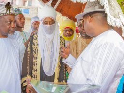 VISITE DU ROI DE KANO NIGERIA AU PRESIDENT BAYE CISS DURANT LES TRAVAUX DE CONSTRUCTION DE L'ESPLANADE DE MEDINA BAYE